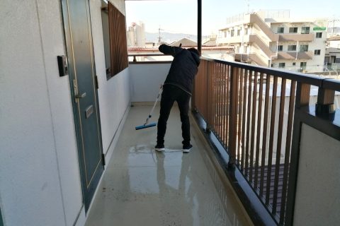 定期清掃で床を磨いている様子