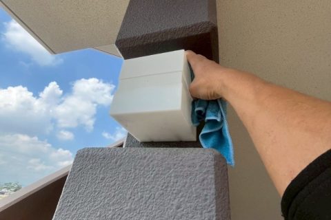 晴天の下での清掃作業